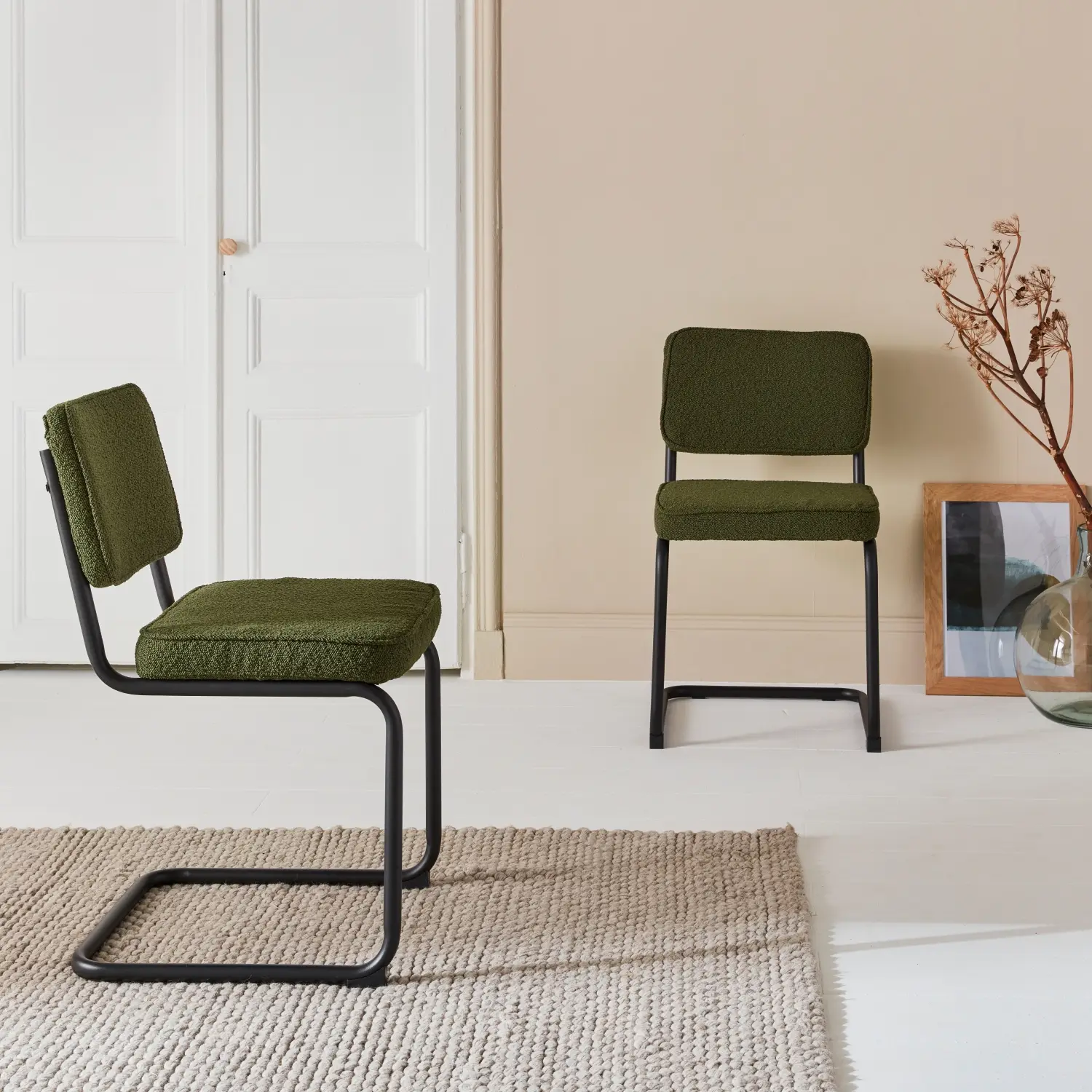 Lot de 2 chaises cantilever bouclette texturée verte. Maja. L46 x P54.5x H84.5cm | sweeek