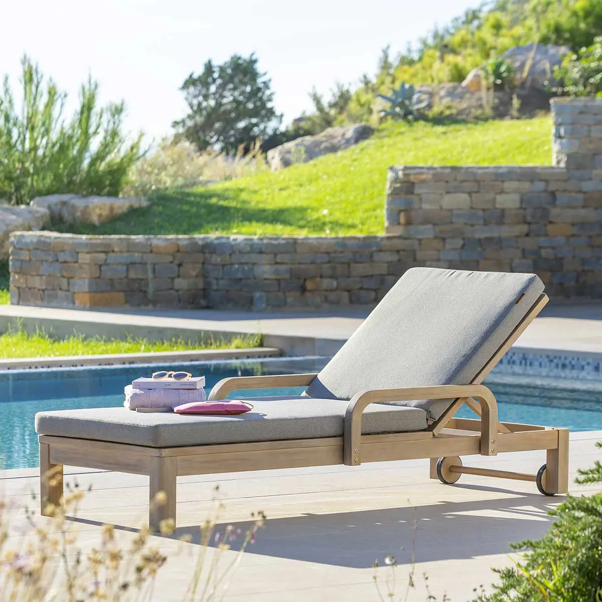 Lit de piscine «Papouasie» en acacia Hespéride