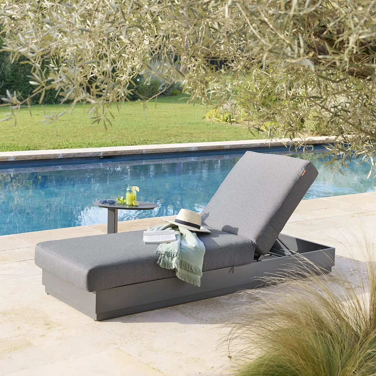 Lit de piscine «Allure» graphite polyester et aluminium Hespéride