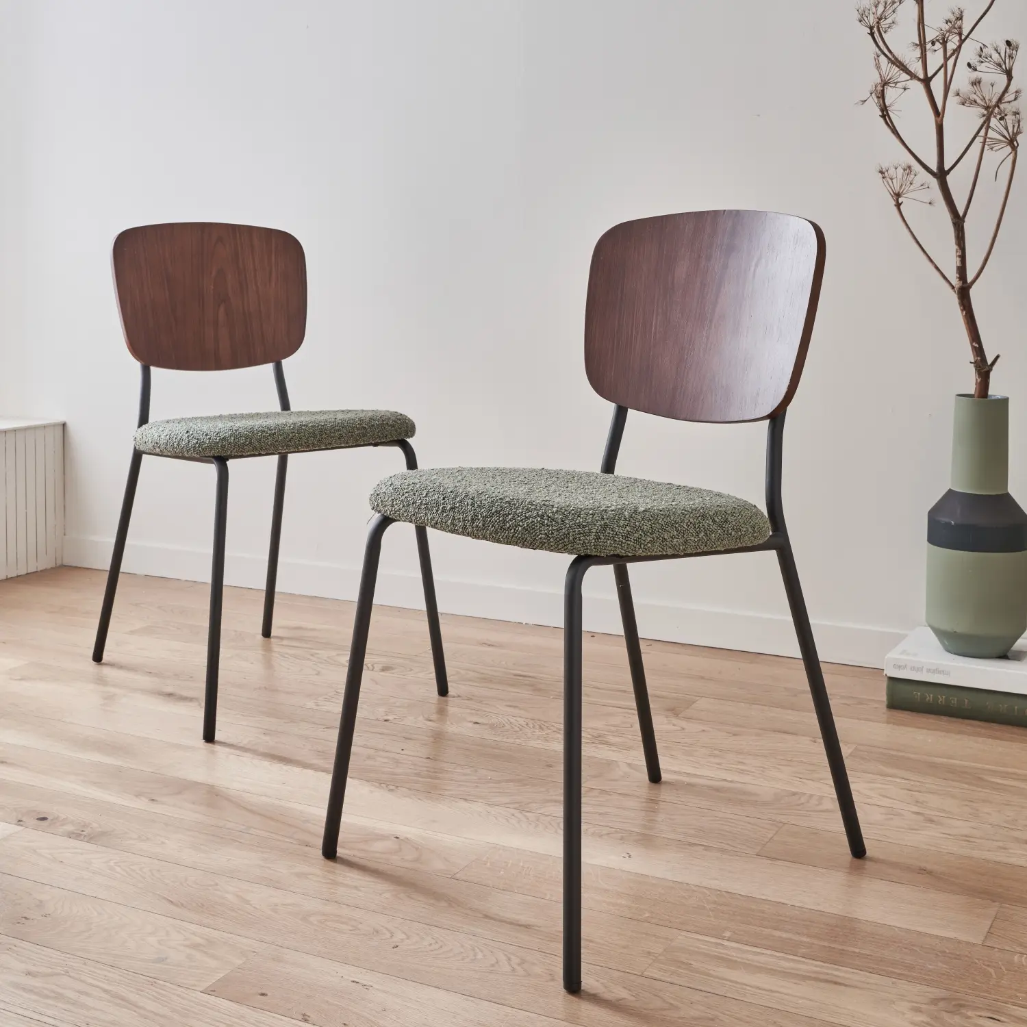 Lot de 2 chaises assise bouclette texturée verte. dossier bois de peuplier courbé. pieds en métal noir mat | sweeek