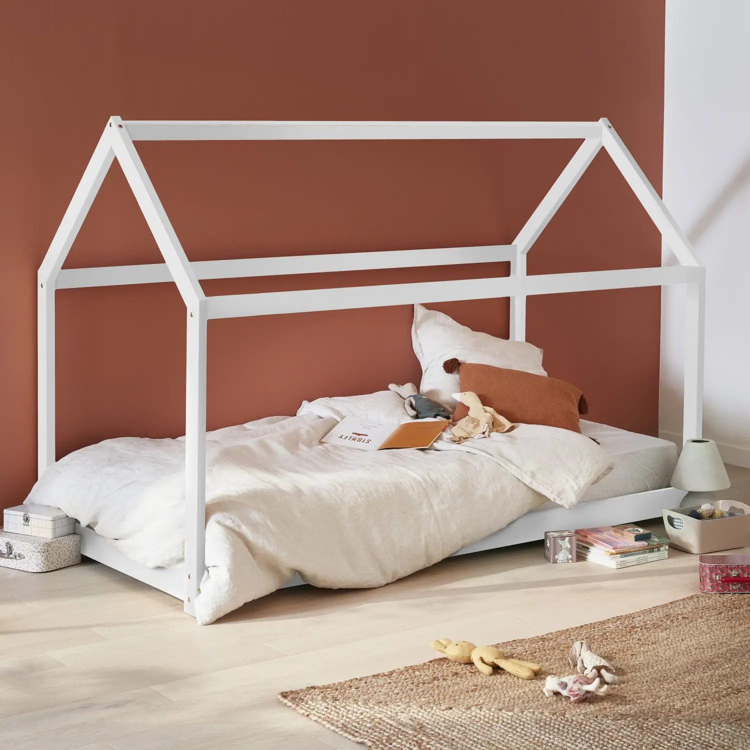 Lit cabane Montessori. bois massif en pin naturel blanc – Tobias – sommier inclus. 90 x 190 cm | sweeek