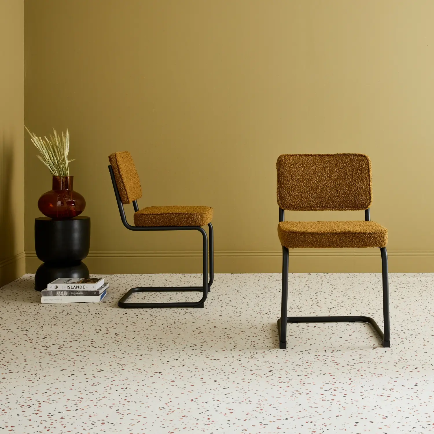Lot de 2 chaises cantilever bouclette texturée ocre. Maja. L46 x P54.5x H84.5cm | sweeek