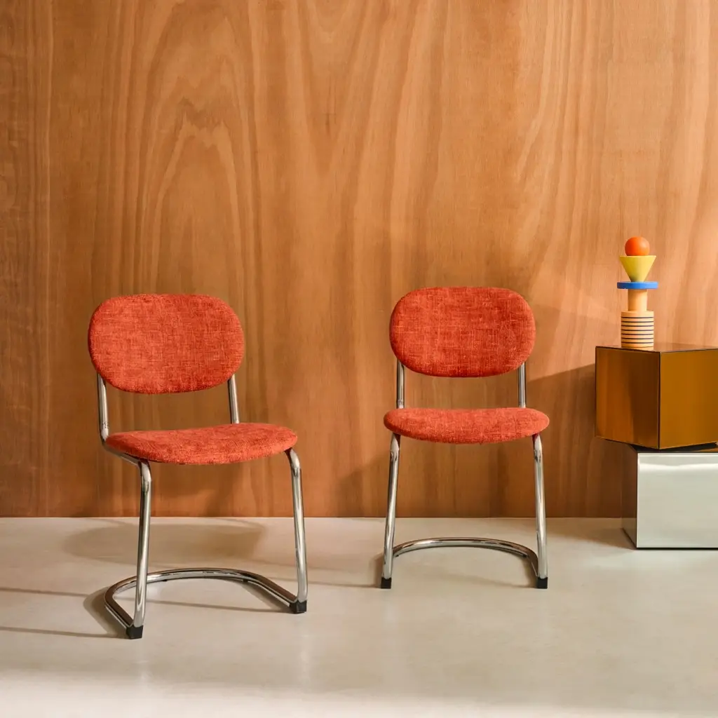 Lot de 2 chaises cantilever arrondie métal. tissu chenille orange et pieds chromés – L 47 x P 54.5 x H 81cm – Maloa | sweeek