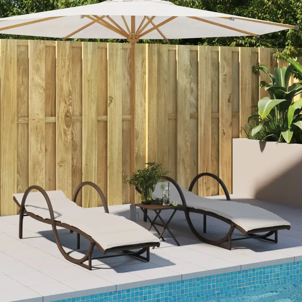 Lot Chaises Longues Résine Marron Accoudoirs Coussins Blancs Dossier Ajustable – ComfortXL Outdoor Living
