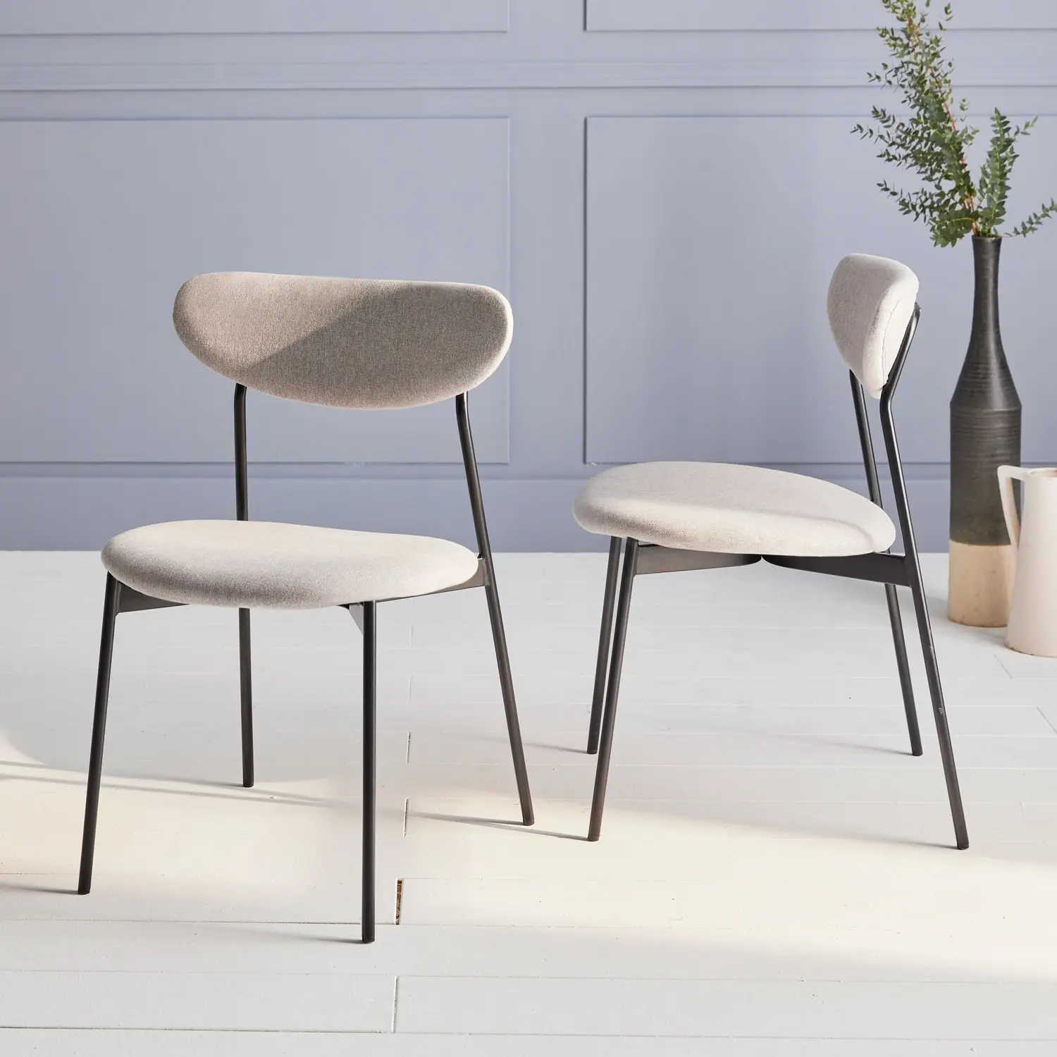 Lot de 2 chaises – Arty – scandinaves et vintage. assise et dossier gris clair. pieds en acier