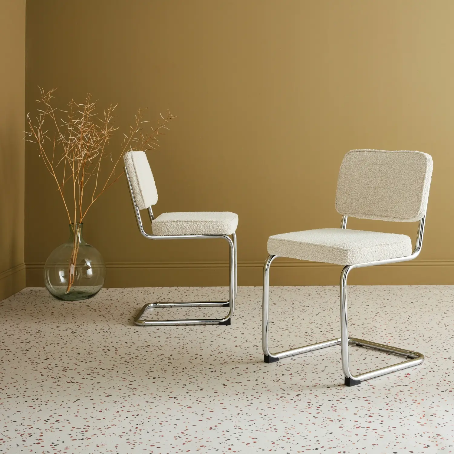 Lot de 2 chaises cantilever tissu bouclette texturée blanc cassé L46 x P54.5x H84.5cm | sweeek